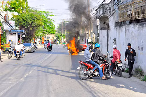 Di choi Tet, xe may Yamaha boc chay du doi-Hinh-2