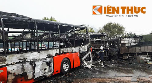 Hien truong ron nguoi hai xe khach tong nhau, boc chay du doi