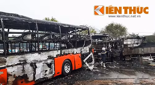 Hien truong ron nguoi hai xe khach tong nhau, boc chay du doi