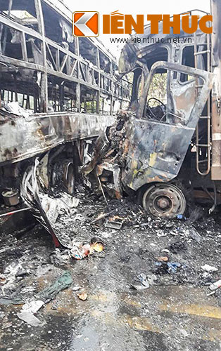 Hien truong ron nguoi hai xe khach tong nhau, boc chay du doi-Hinh-2