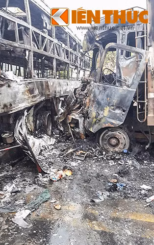 Hien truong ron nguoi hai xe khach tong nhau, boc chay du doi-Hinh-2