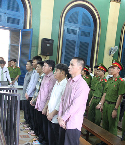 Các bị cáo trong vụ án nghe HĐXX tuyên án.