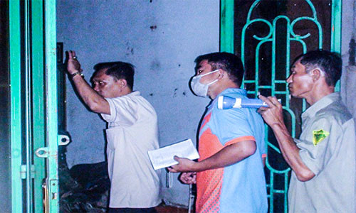 Cơ quan chức năng tiến hành khám nghiệm hiện trường.