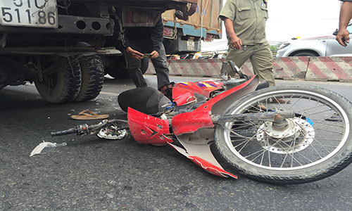 Chay vao lan o to, hai thanh nien bi xe tai can-Hinh-2