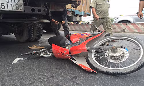 Chay vao lan o to, hai thanh nien bi xe tai can-Hinh-2