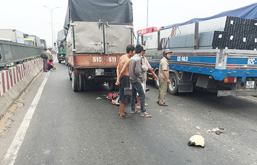 Chay vao lan o to, hai thanh nien bi xe tai can