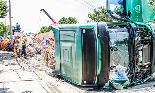 Hiện trường vụ lật xe container