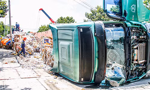 Hiện trường vụ lật xe container