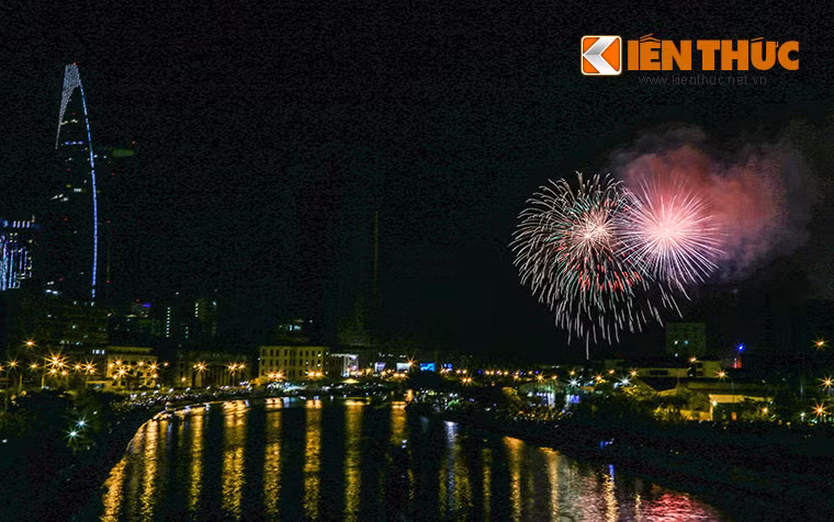 Mỗi đợt pháo hoa bắn lên là những tràng vỗ tay tán thưởng của người dân được vang lên. Ảnh Thiên Dũng