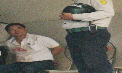 Quản who người Trung Quốc Li Neo You (người mặc áo trắng ngồi giữa) vung dao chém tới tấp vào ông chủ Đài Loan.