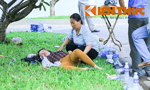 Bi tong xe roi bo mac cho den chet: Tieng khoc xe long nguoi vo