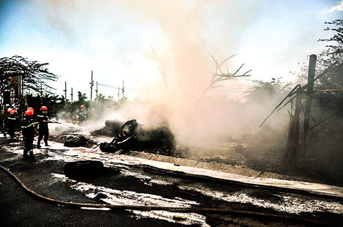 Ngọn lửa bén vào bãi lốp xe khiến cả khu vực bốc cháy ngùn ngụt.