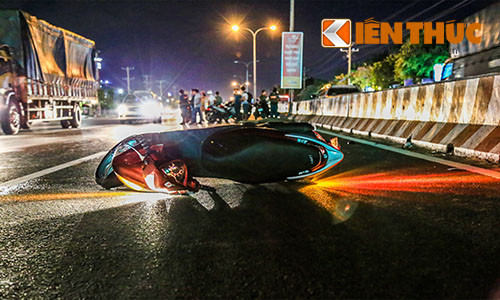 Hiện trường vụ tai nạn, chiếc xe máy bị văng xa, cách thi thể nạn nhân hơn 10m.