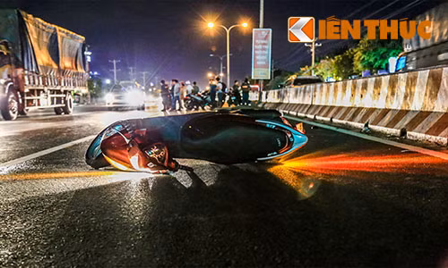 Hiện trường vụ tai nạn, chiếc xe máy bị văng xa, cách thi thể nạn nhân hơn 10m.
