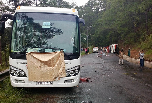 Da Lat: Hai xe khach tong nhau tren deo, 8 nguoi tu vong