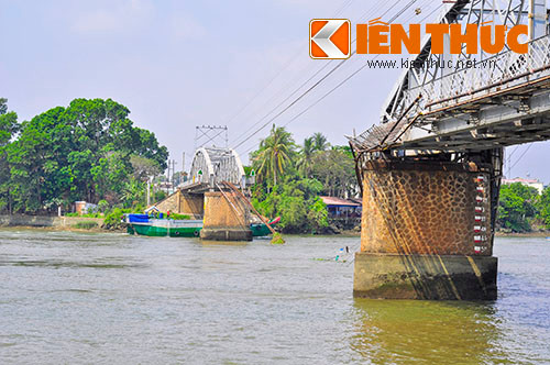 Cho phep tau duoi 400 tan duoc qua cau Ghenh