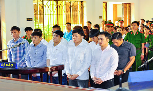 Nhom cau thu Dong Nai ban do ra hau toa