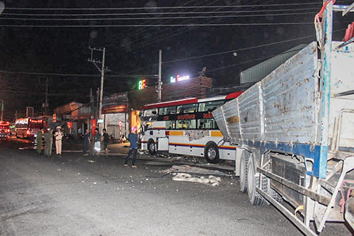 Binh Duong: Xe giuong nam tong xe tai, nhieu nguoi thuong vong-Hinh-2