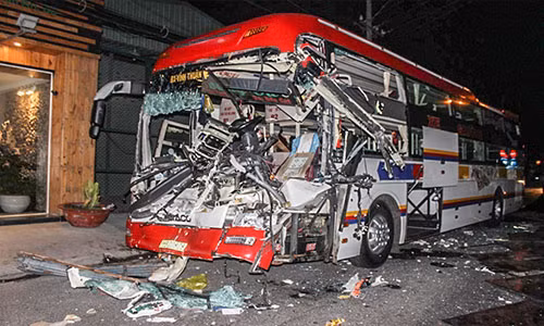 Binh Duong: Xe giuong nam tong xe tai, nhieu nguoi thuong vong