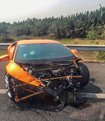 Chiếc siêu xe bị "toác đầu" trên cao tốc. Ảnh: Trang Trần