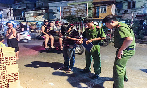 Cam ma tau truy sat ban, nam thanh nien bi chem gan lia tay-Hinh-2