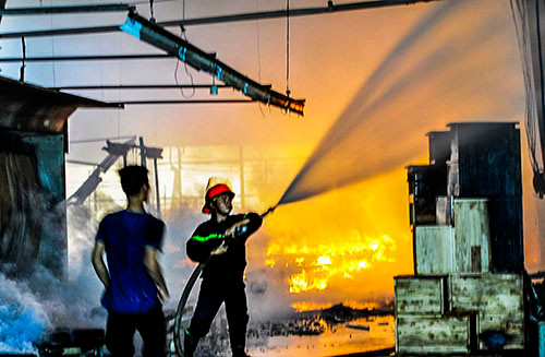 Xuong go boc chay du doi sau tieng no lon