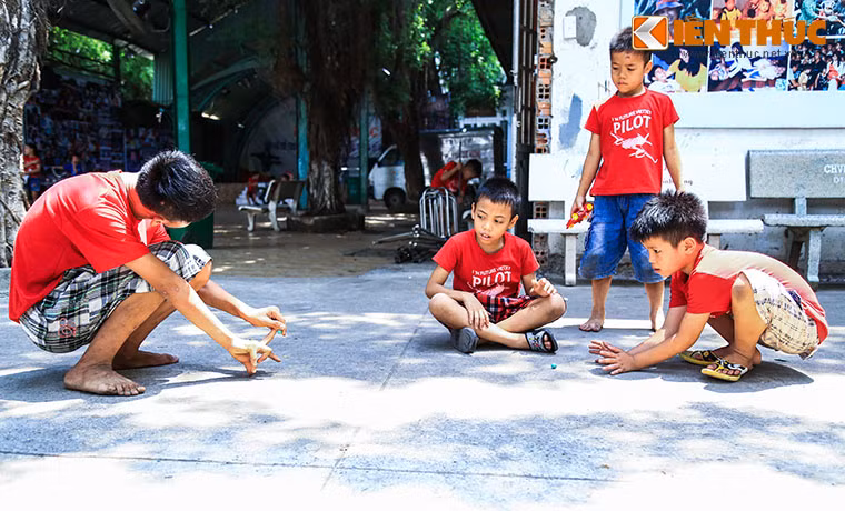 Không được may mắn như những đứa trẻ khác, những đứa trẻ nơi đây phải tự chơi đùa với nhau.