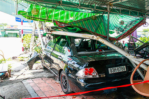 Sau khi cướp xe ô tô bỏ chạy, Hiếu lao xe vào một quán cà phê nằm trên đường quốc lộ 13.