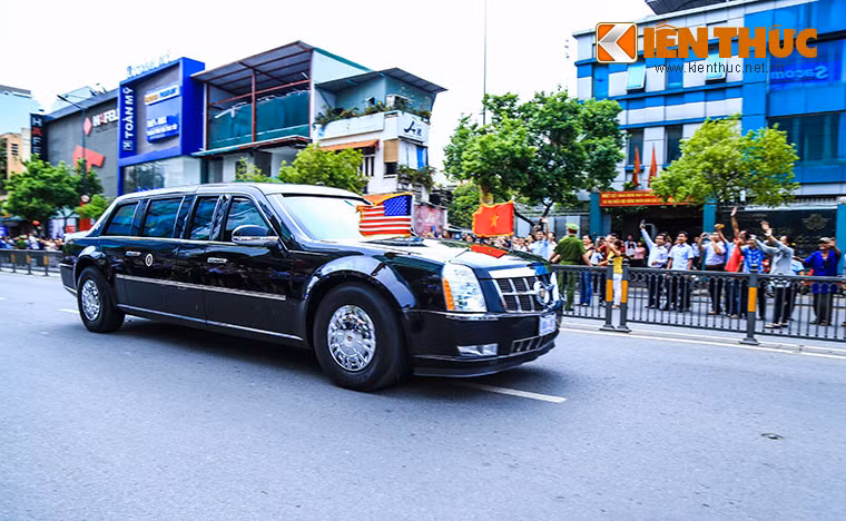 Chiếc xe "Cadillac One" chở Tổng thống Obama về trung tâm thành phố thăm chùa Ngọc Hoàng. Ảnh: Thiên Dũng