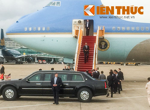 Tổng thống Barack Obama tươi cười khi bước xuống máy bay và lên chiếc xe "quái thú" để bắt đầu chuyến thăm TP HCM sau 2 ngày thăm và làm việc tại Hà Nội. Ảnh: Vũ Sơn