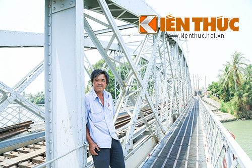 Hơn nửa đời người gắn bó, nay cầu Ghềnh bị phá dỡ khiến lòng ông Bửu như thắt lại. Biểu tượng của thành phố Biên Hoà từ nay chỉ còn là dĩ vãng.