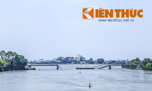 Cầu Ghềnh bắc qua sông Đồng Nai bị sà lan đâm sập vào trưa 20/3.