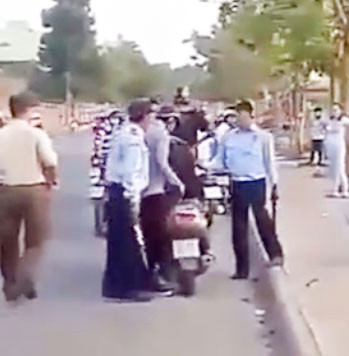 Người nay bị các bảo vệ giữ lại và giao công an. Ảnh cắt từ clip