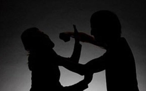 Chỉ vì không đòi được sổ đỏ để đi cầm cố, Tín đã dùng kéo đâm chết cha ruột mình. Ảnh minh hoạ.