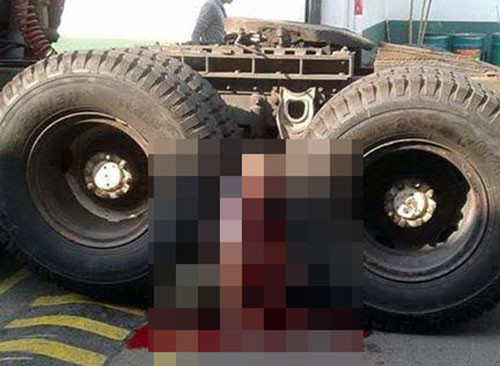 Bảo vệ công ty bị bánh xe chèn chặt, gục tại chỗ. Bảo vệ công ty bị bánh xe chèn chặt, gục tại chỗ.