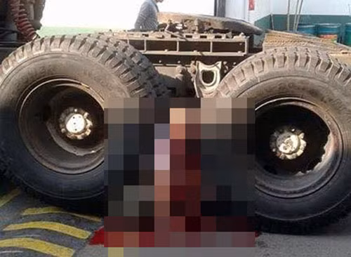 Bảo vệ công ty bị bánh xe chèn chặt, gục tại chỗ. Bảo vệ công ty bị bánh xe chèn chặt, gục tại chỗ.