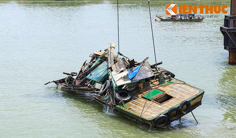 Theo quan sát, vì ngâm dưới nước nhiều ngày nên khi được cẩu lên, thân tàu đã bị vỡ, rời rạc nhiều bộ phận.