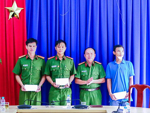 Đại tá Trần Văn Chính - Phó giám đốc công an tỉnh Bình Dương (thứ 2 từ phải qua) khen thưởng cho các cá nhân, tập thể vụ bắt cướp.