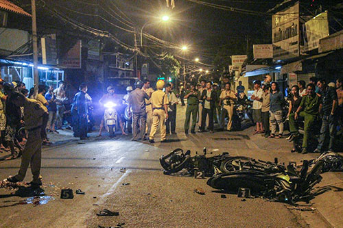 Xe may doi dau trong dem, 3 nguoi thuong vong-Hinh-2