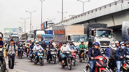 Xe tai om cua tong xe may, mot phu nu tu vong-Hinh-2