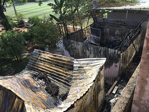 Nhiều nhà dân ở bên cạnh bị vạ lây.