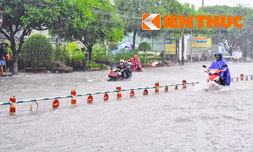 Dong Nai: Mua lon “giai nhiet”, duong pho Bien Hoa bien thanh “song”