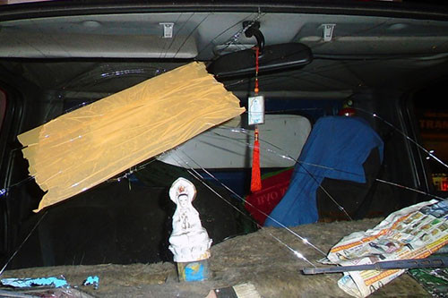 Một chiếc xe ôtô bị ném đá vỡ kính trên cao tốc HLD. Ảnh: VEC E