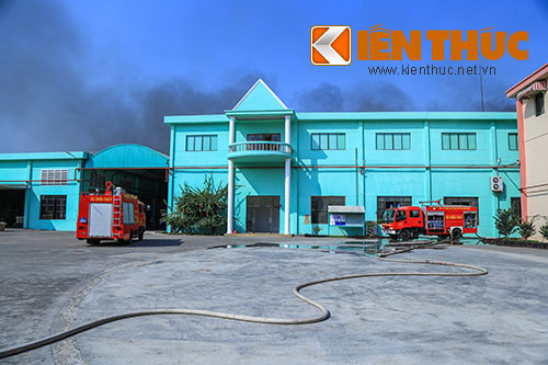 Hơn 10 xe cứu hoả cùng hàng trăm CBCS được điều động đến hiện trường dập lửa.