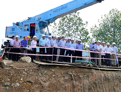 Thu truong Bo GTVT kiem tra tien do thi cong cau Ghenh