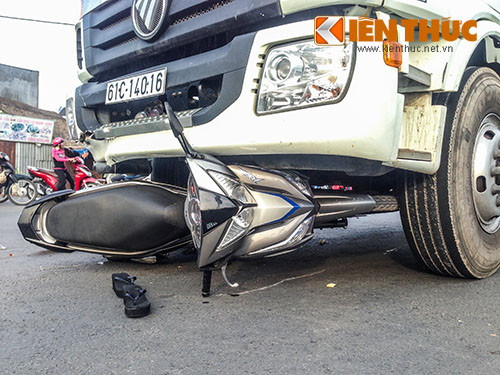 Chiếc xe máy sang biển số 59 bị cuốn vào gầm.