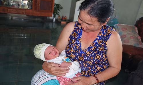 Bé trai sơ sinh được vợ chồng bà Tâm phát hiện và cứu sống.