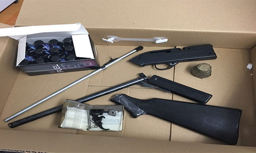 Số súng đạn được phát hiện trong lô quần áo.