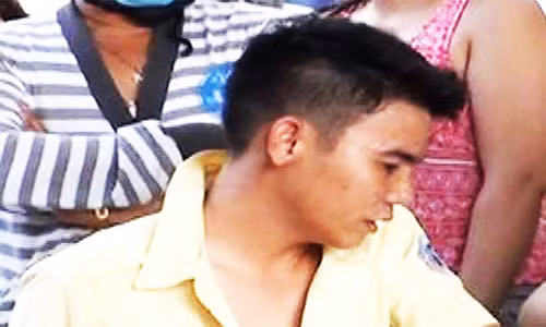 Tai xe taxi lao xe vao dam gio, rut dao dam nguoi