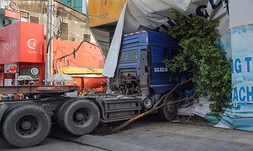 Container no lop lao vao nha dan o trung tam TP HCM